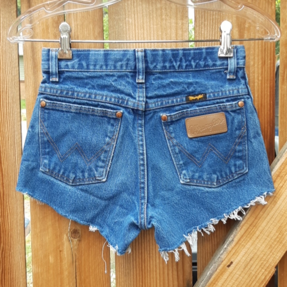 Wrangler high rise cut off jean mom shorts 24/00. They run a bit small